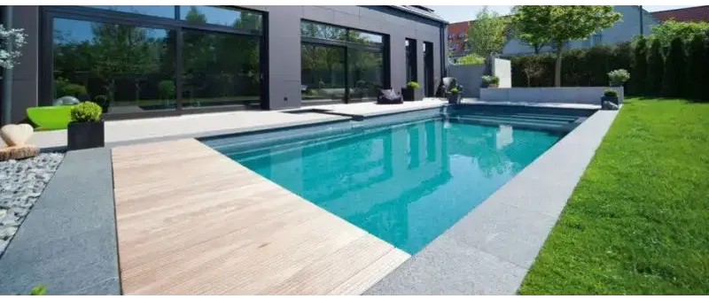 Rektangulär Natura Napoli Paket pool med turkost vatten, trädeck och grå stenplattor