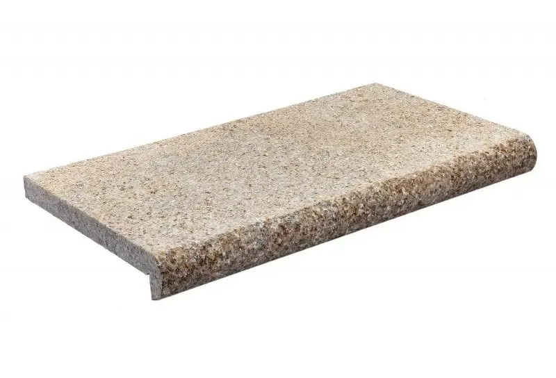 Beige granittrappkant med fläckig textur och rund profil i Natura Napoli paket