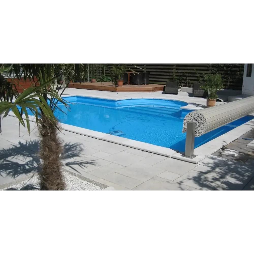 Blå rektangulär pool i Rustica Athen paket med rullad täckning