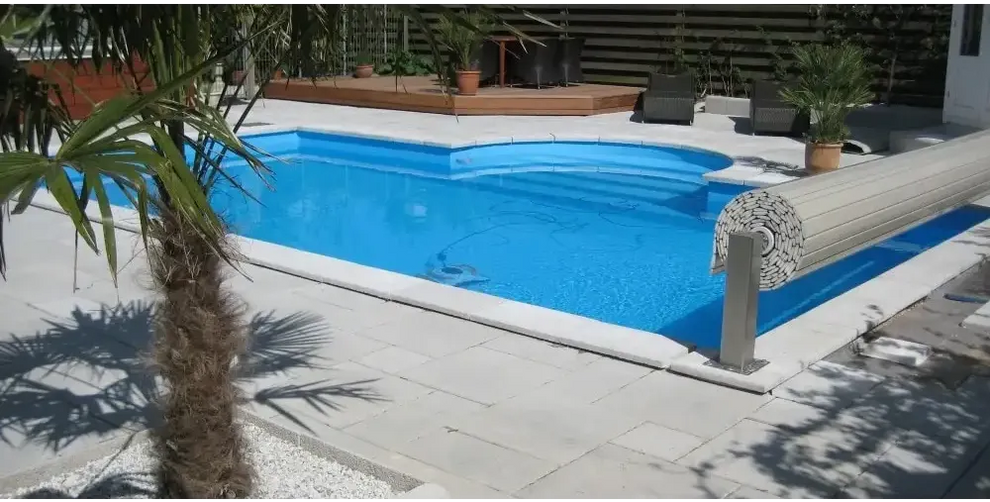 Blå rektangulär pool i Rustica Athen paket med rullad täckning
