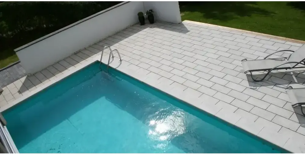 Rustica Athen paket med rektangulär pool i klart blått vatten