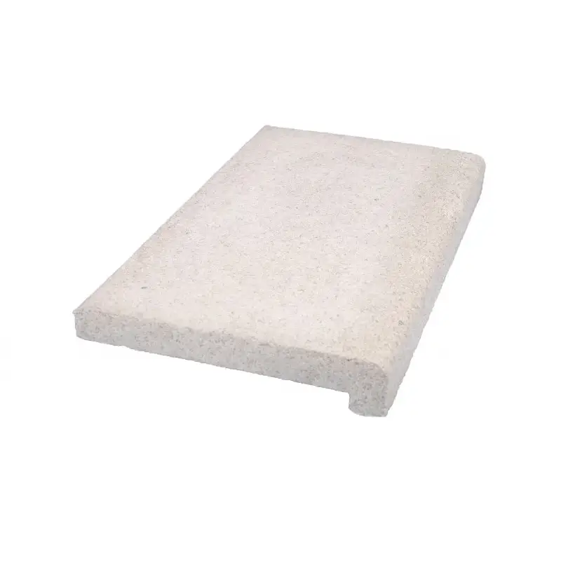 Ljusgrå texturerad betongkant med rundad profil i Rustica Athen paket