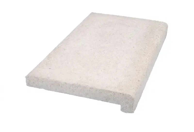 Ljusgrå texturerad betongkant med rundad profil i Rustica Athen paket