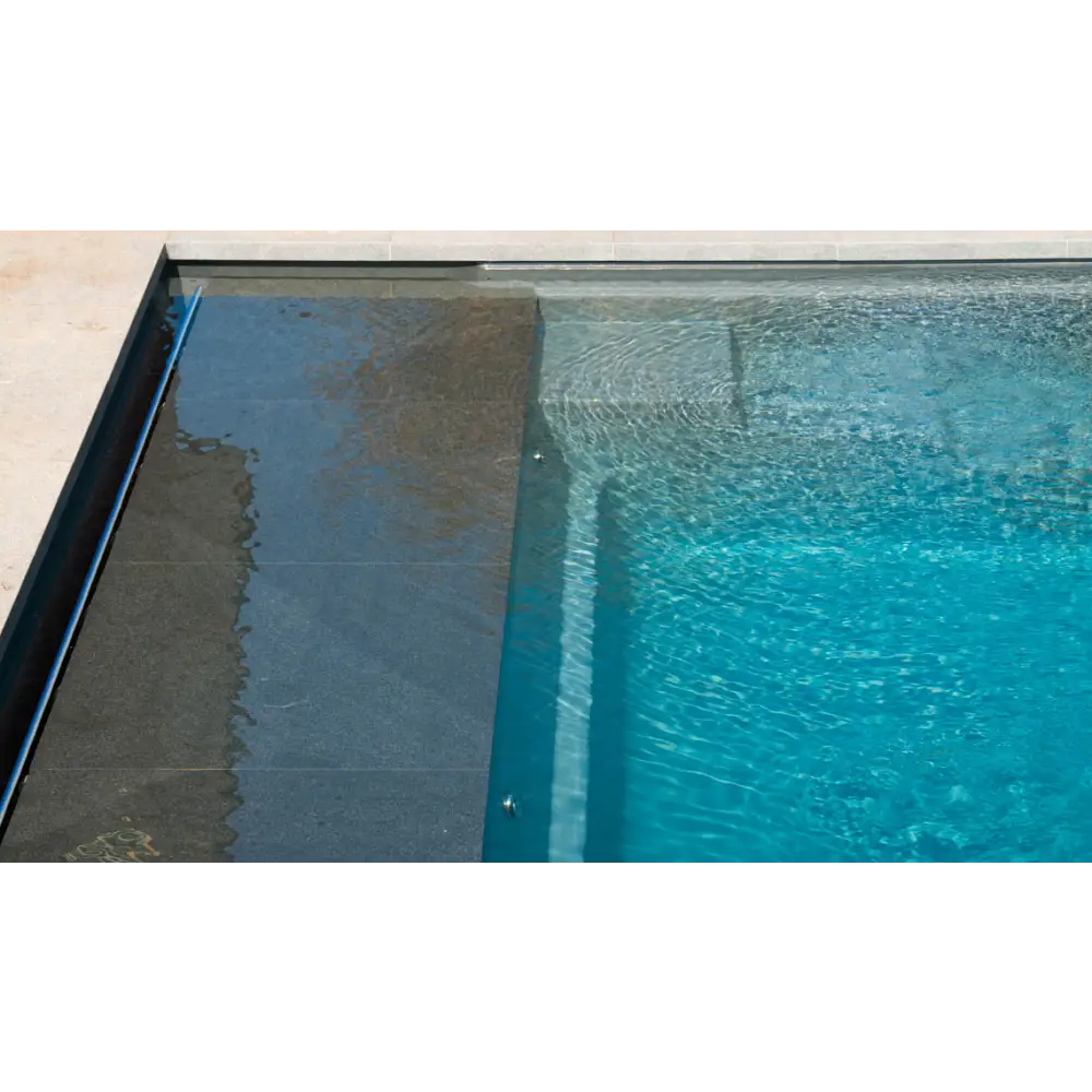 Modern Leisurepools Cube pool med turkost vatten och svart kant