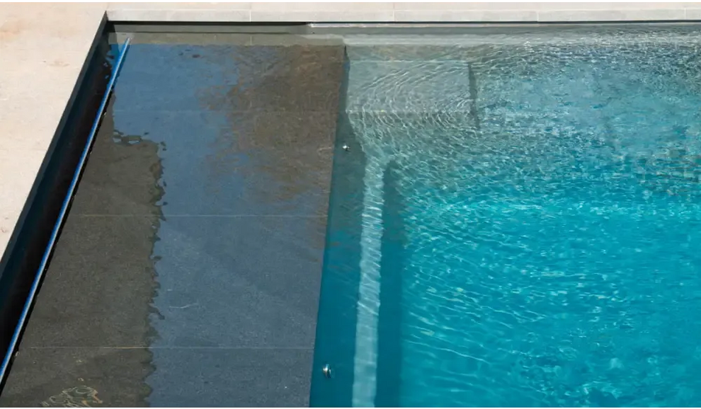 Modern design Leisurepools Cube utomhuspool med turkost vatten och svart kant