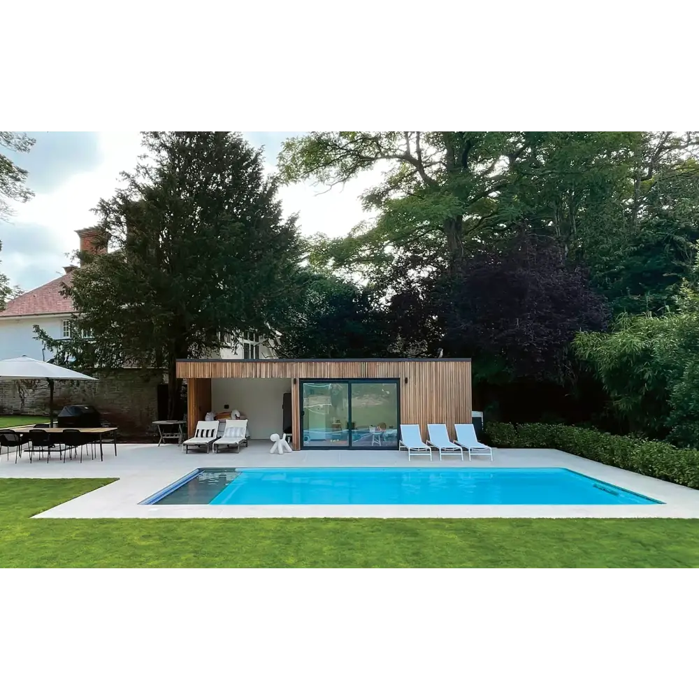 Modern Leisurepools Cube poolhus med träklädnad och stor glasdörr