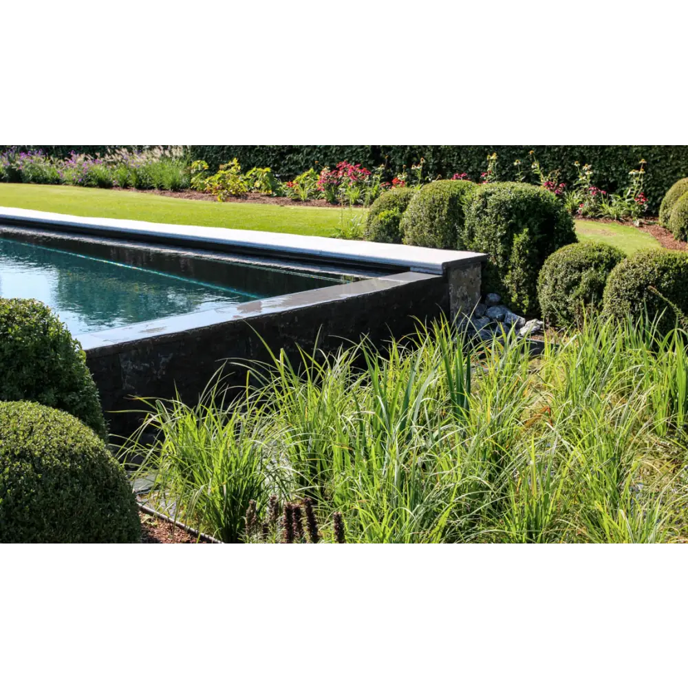 Leisurepools Cube rektangulär pool med mörk sten och klart vatten