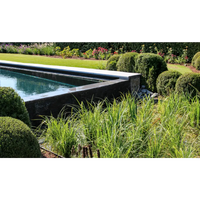 Leisurepools Cube rektangulär pool med mörk sten och klart vatten