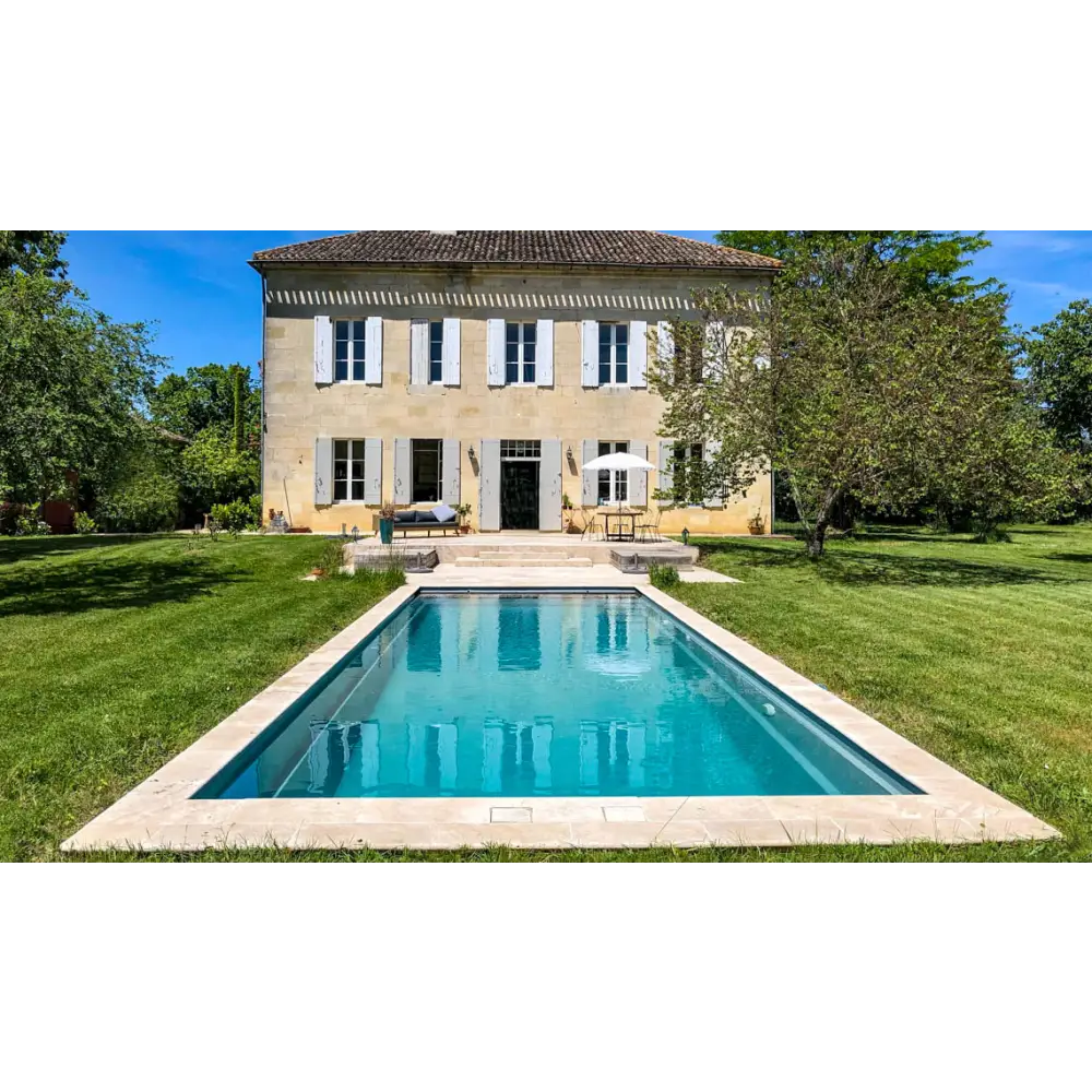 Leisurepools Cube pool med turkost vatten och modern design