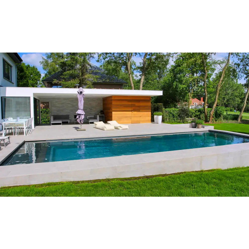 Leisurepools Cube pool med rektangulär form, klart blått vatten och ljusa grå stenkanter i modern design