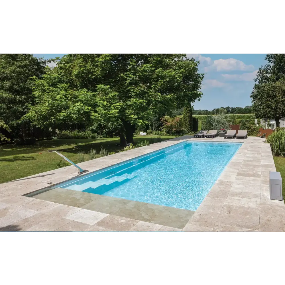 Rektangulär Leisurepools med klarblått vatten, beige sten, modern design, sluttande botten, hög vattenlinje