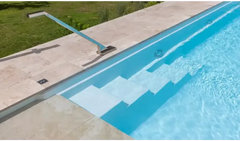 Modern rektangulär pool med hög vattenlinje och sluttande botten