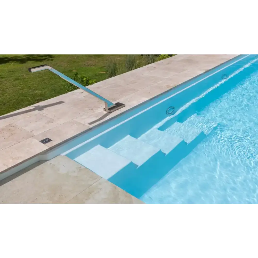 Modern infinity-edge pool med hög vattenlinje och sluttande botten i turkos design