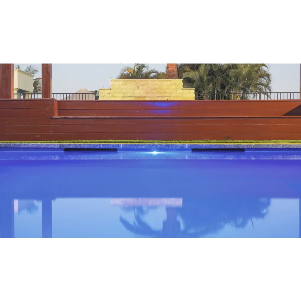 Lugn blå infinitypool Leisurepools Elite med LED-belysning och pooltak