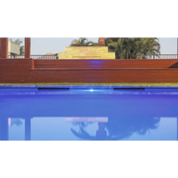 Lugn blå infinitypool Leisurepools Elite med LED-belysning och pooltak