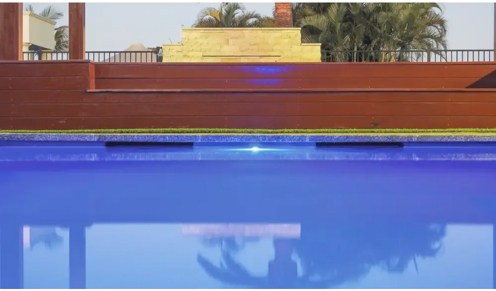 Leisurepools Elite rektangulär infinitypool i djupblått med LED-belysning