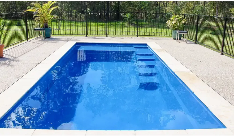 Leisurepools Elite rektangulär modern pool med blåvatten och vitkant