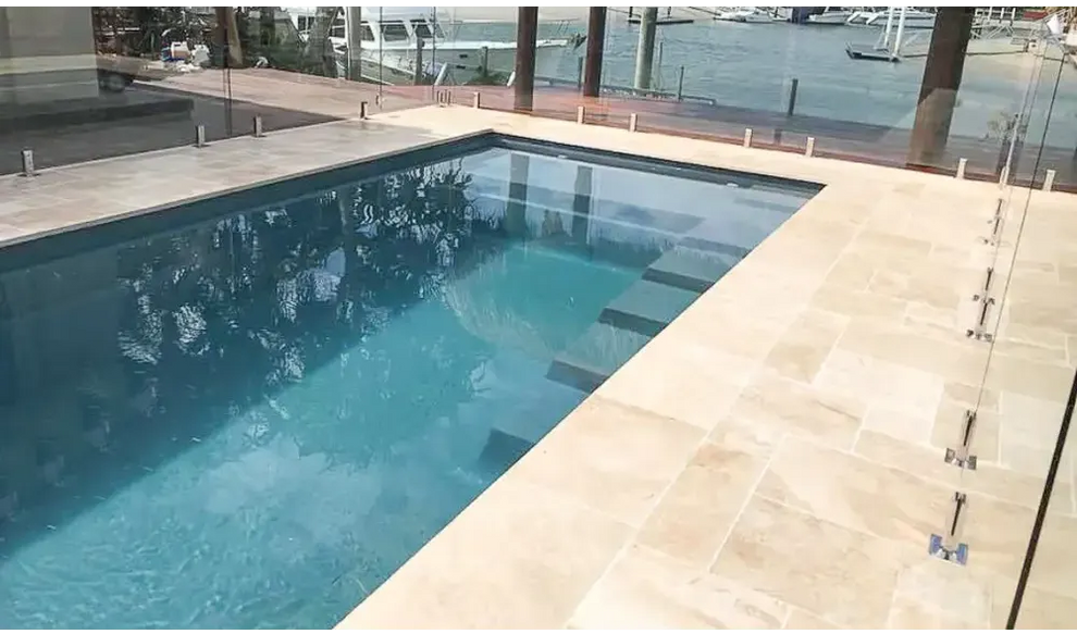 Leisurepools Elite rektangulär modern pool med turkost vatten och beige sten