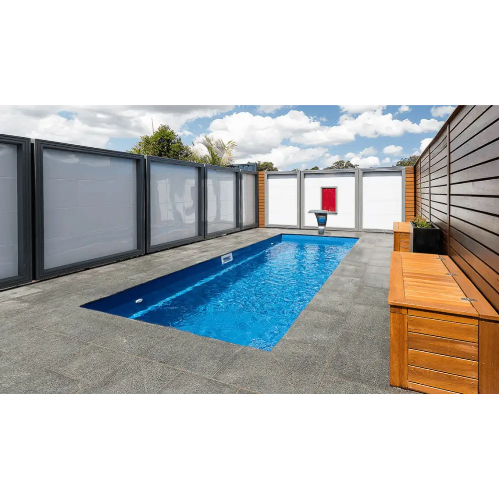 Leisurepools Espirit rektangulär pool 2,25×5,7m med blåvatten och stenplattor