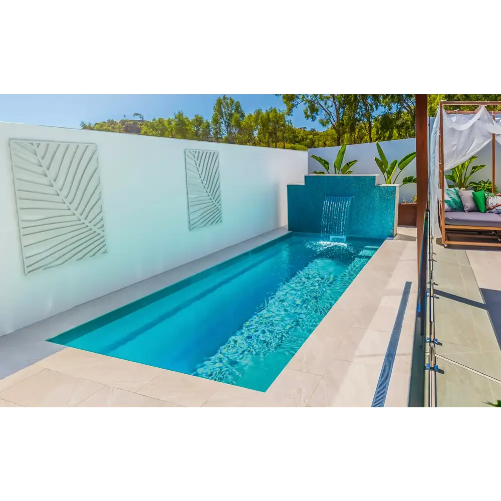 Slimmad Leisurepools Espirit pool 2,25×5,7m med turkos design för trånga utrymmen