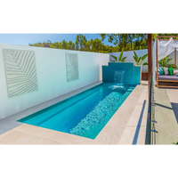 Slimmad Leisurepools Espirit pool 2,25×5,7m med turkos design för trånga utrymmen