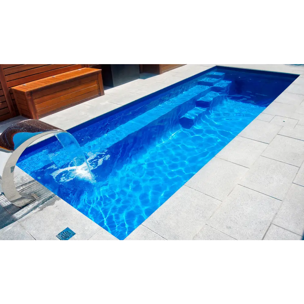 Leisurepools Espirit 2,25×5,7m pool med slimmad form för trånga utrymmen