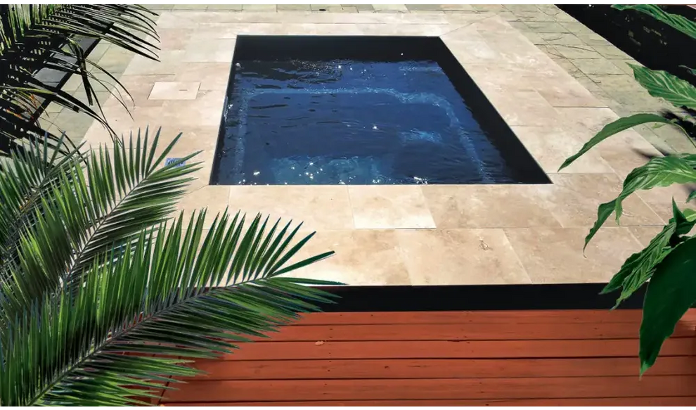 Leisurepools Fiji Plunge med klart blått vatten och träterrass