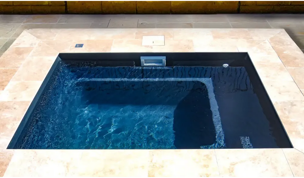 Leisurepools Fiji Plunge med klart blått vatten och träterrass