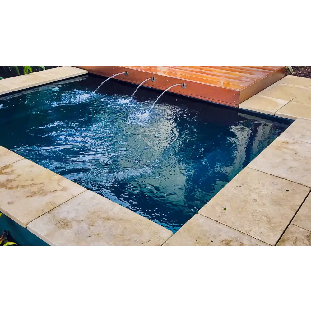 Leisurepools Fiji Plunge 2,9×2,1m med blåvatten och träkant