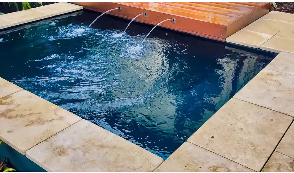 Leisurepools Fiji Plunge med blått vatten och träterrass
