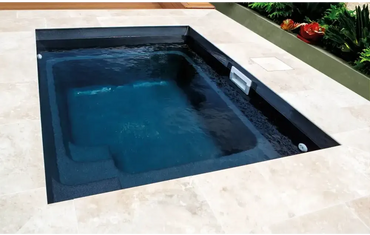 Leisurepools Fiji Plunge med klart blått vatten och träterrass