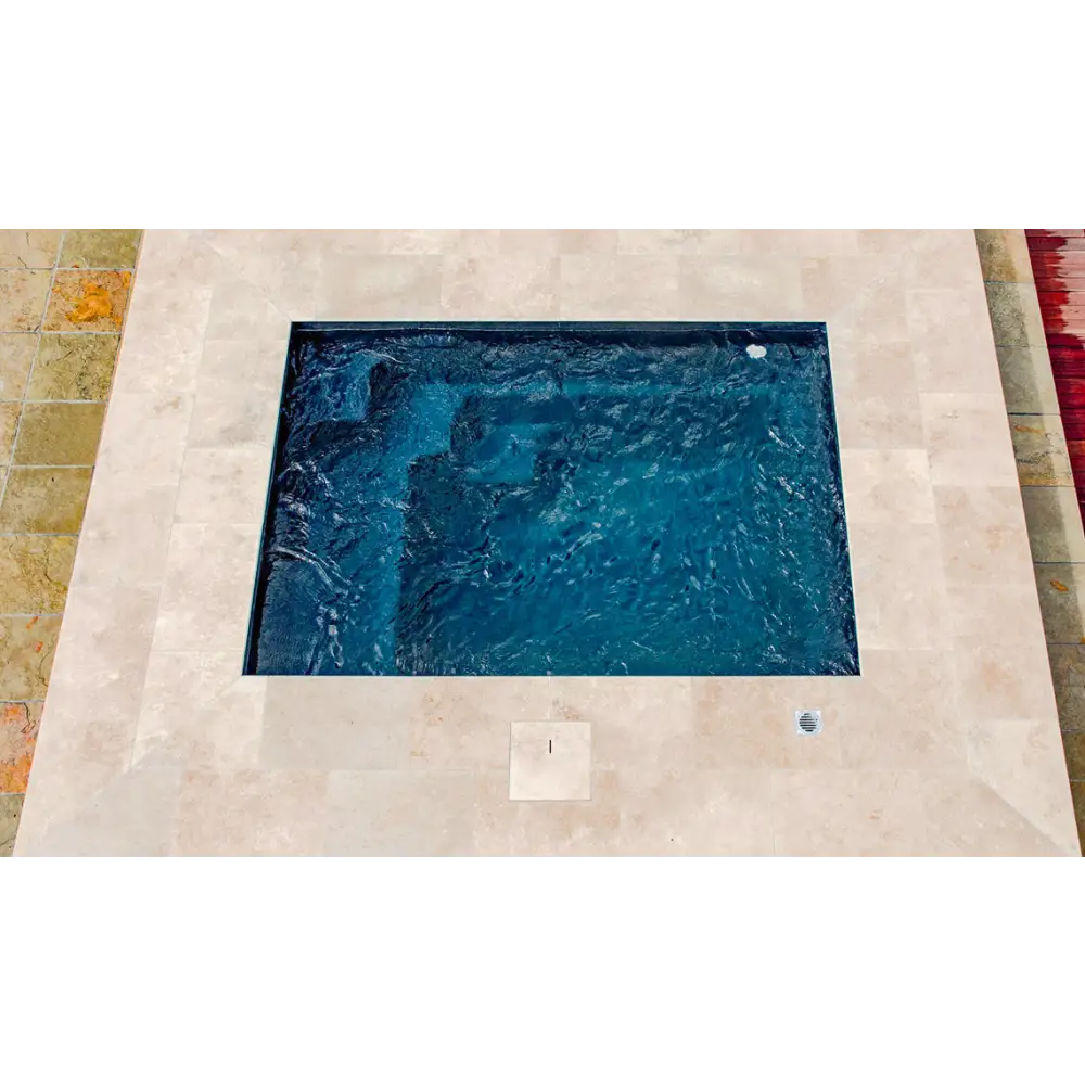 Leisurepools Fiji Plunge 2,9×2,1m rektangulär pool med djupblått vatten i beige sten