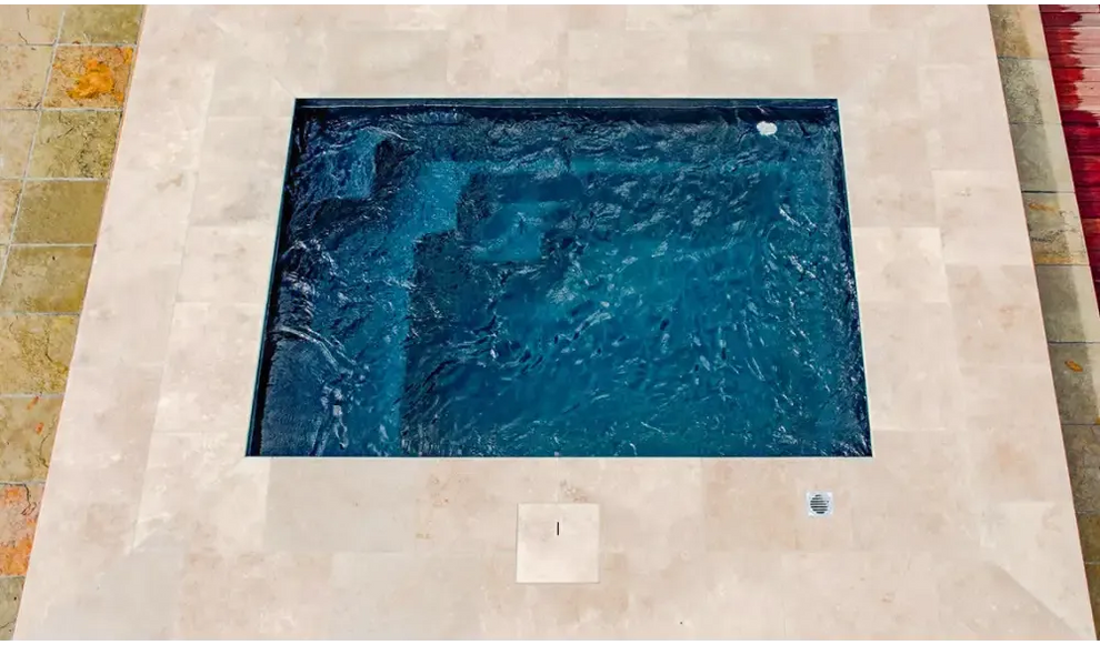 Leisurepools Fiji Plunge med klart blått vatten i rektangulär form