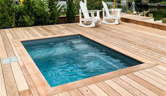 Leisurepools Fiji Plunge med klart blått vatten och träterrass Leisurepools Fiji Plunge med klart blått vatten och träterrass