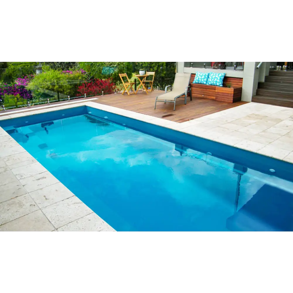 Leisurepools Harmony rektangulär pool med klart blått vatten, stenplattor och trädeck