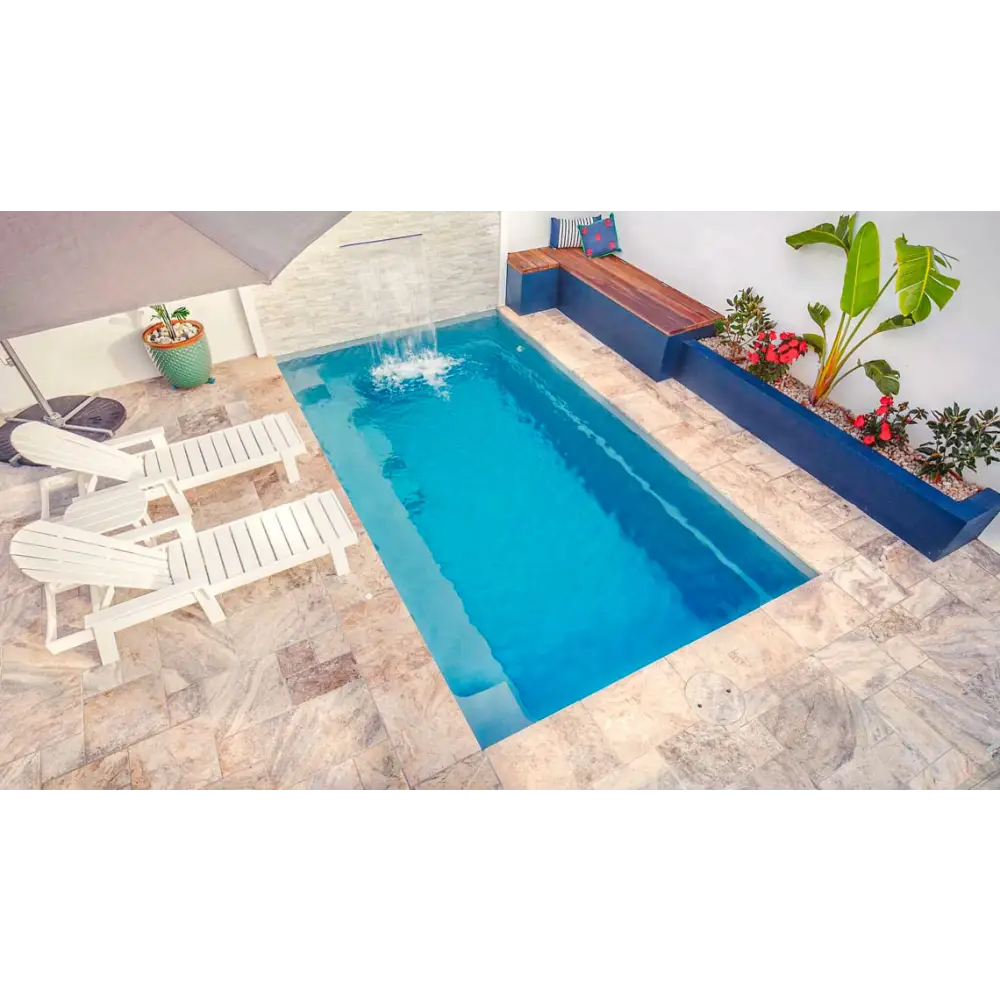 Leisurepools Harmony rektangulär pool med blåvatten, liten vattenfall och kaklad däck