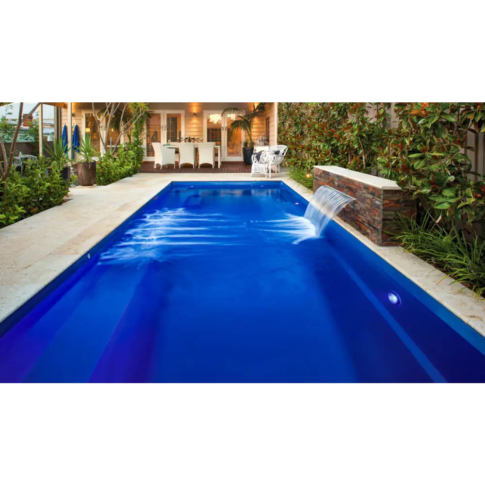 Leisurepools Harmony djupblå rektangulär pool med stenfall, 2,9×5-8m