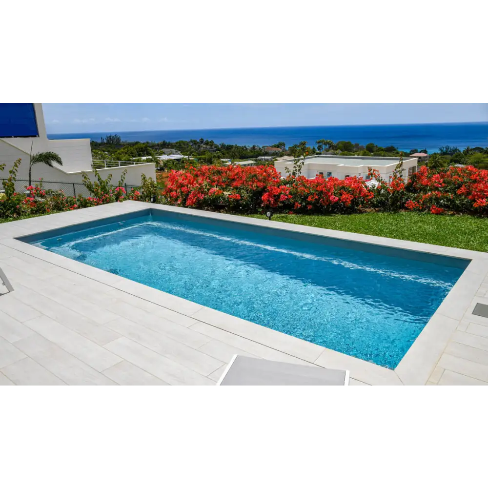 Leisurepools Harmony rektangulär pool med klart blått vatten och grå kakelkanter