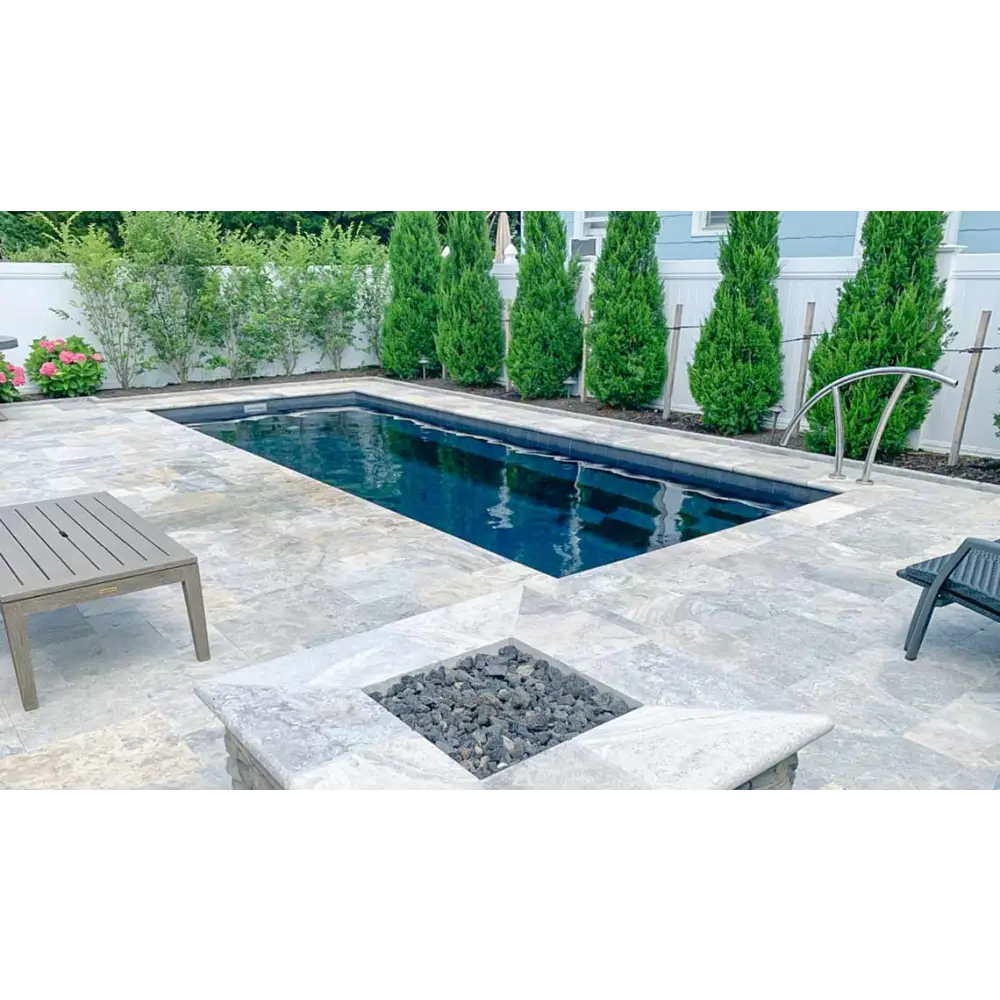 Leisurepools Harmony rektangulär pool med mörkblått vatten och grå stenar
