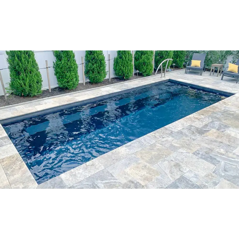 Leisurepools Harmony pool med djupblått vatten och grå stenplattor