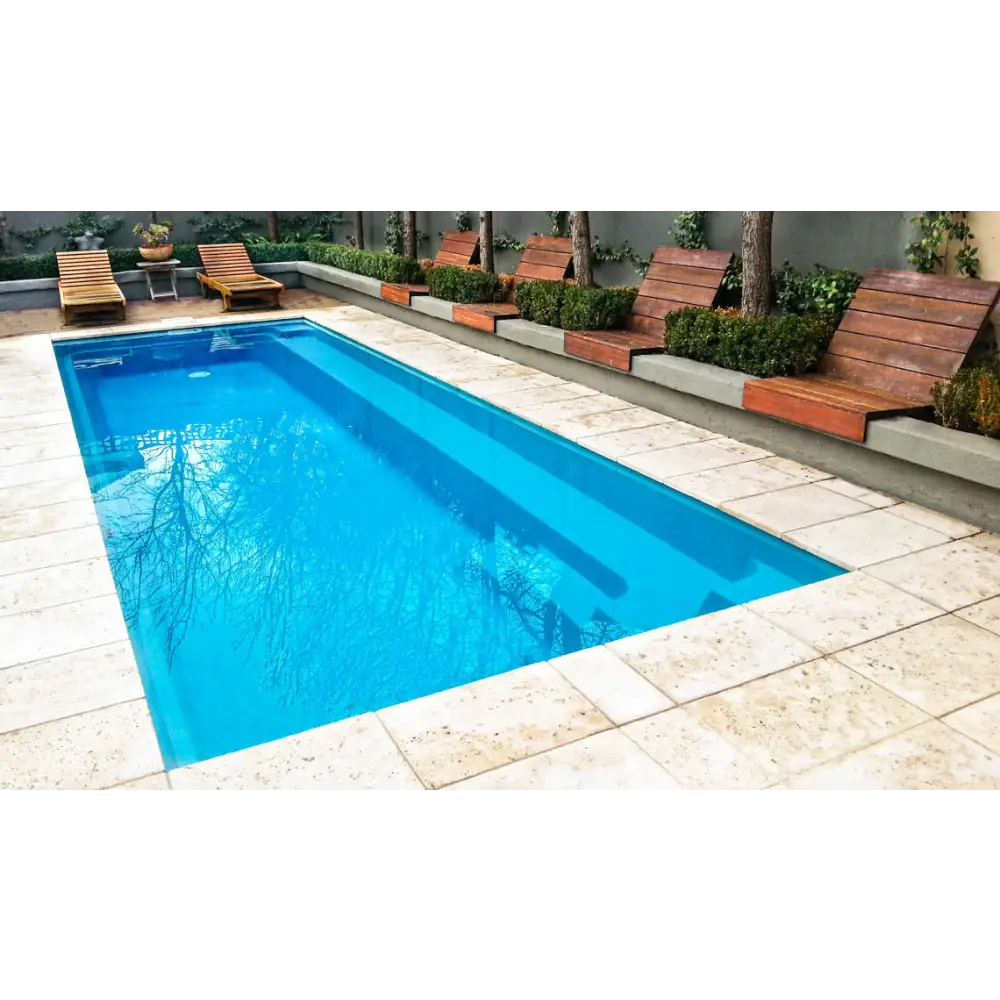 Leisurepools Harmony rektangulär pool med klart blått vatten och trädeck