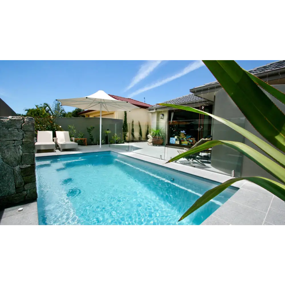 Lugn blå Leisurepools Harmony pool med släta kakelkanter och glasbarriär