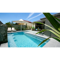 Lugn blå Leisurepools Harmony pool med släta kakelkanter och glasbarriär