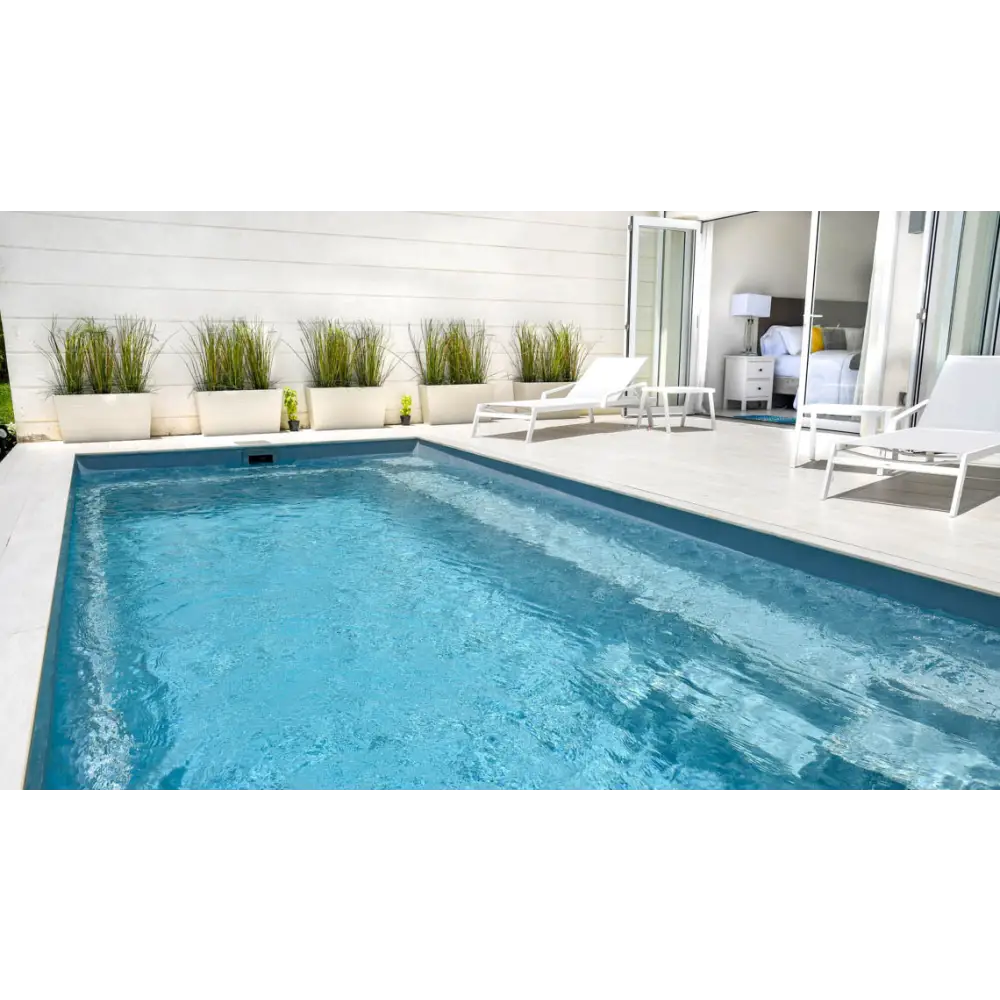 Leisurepools Harmony rektangulär pool med klart blått vatten och ljus betongkant