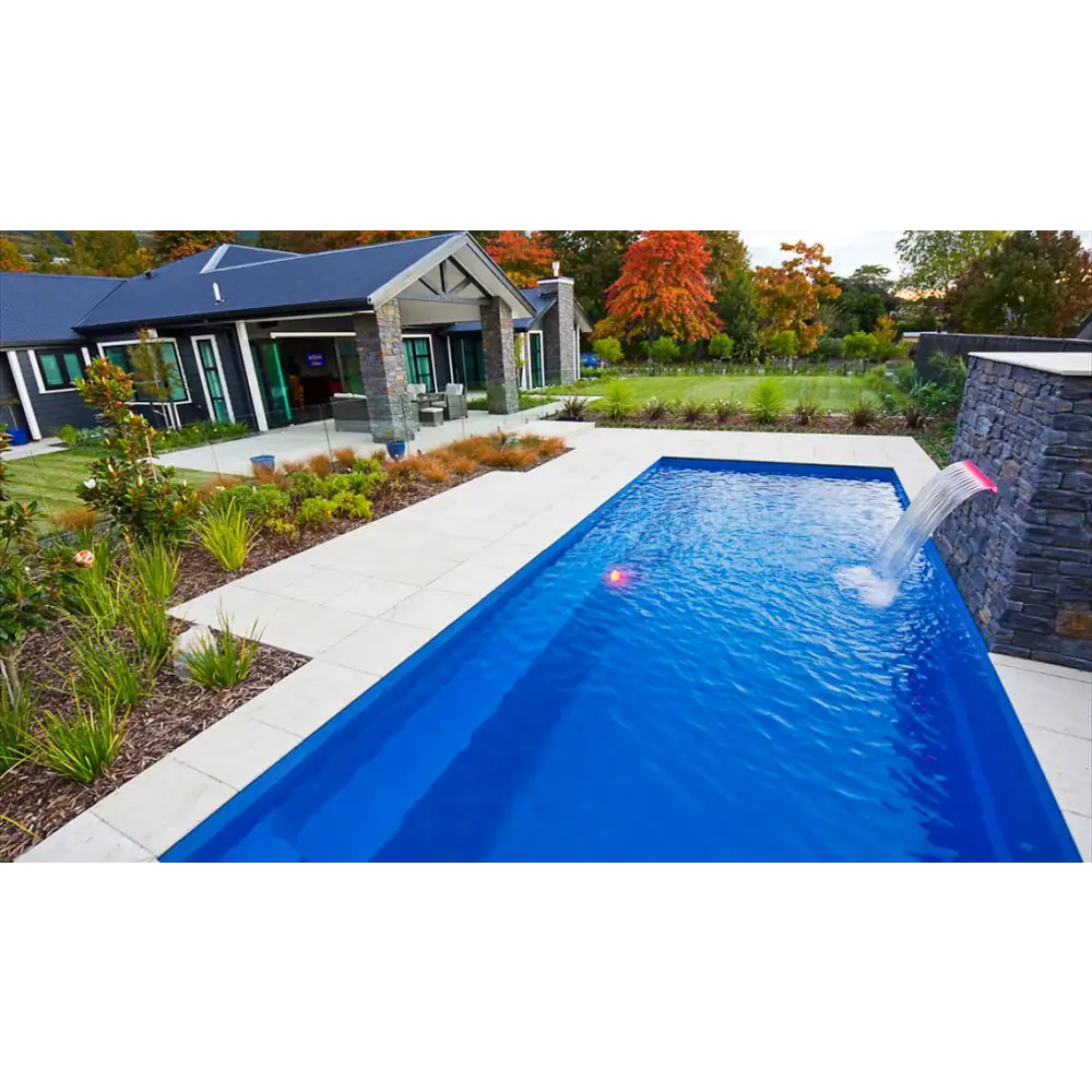 Leisurepools Harmony blå rektangulär pool med stenfall, 2,9×5-8m