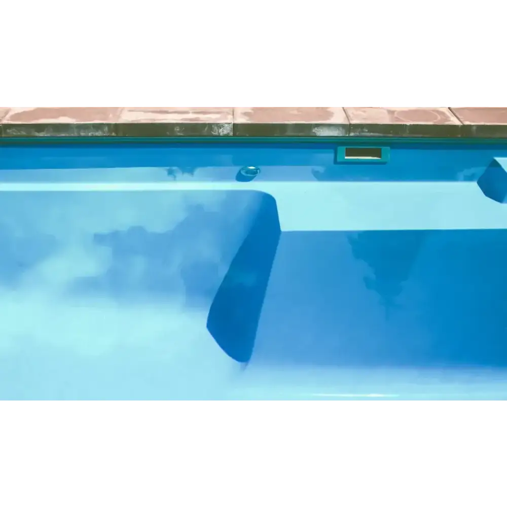 Modern Leisurepools Limitless pool i begränsat utrymme med blåvatten