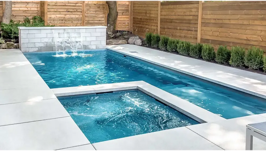 Modern Leisurepools Limitless pool med jacuzzi och vattenfall i begränsat utrymme