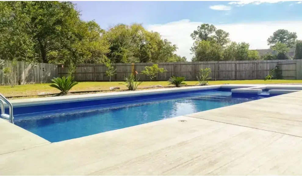 Modern Leisurepools Limitless pool med rektangulär form, klart blått vatten och betongdäck för begränsat utrymme