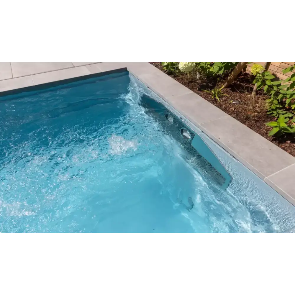 Stilren Leisurepools Linear pool med hög vattenlinje och vattenfall