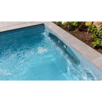 Stilren Leisurepools Linear pool med hög vattenlinje och vattenfall